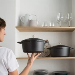 Lot Cocotte Légère Ronde En Fonte D'aluminium 28 Cm Et Deux Maniques En Silicone -Cuisine Appareils Magasin 113006 2 1 Lot cocotte legere ronde en fonte d aluminium 28 cm et deux maniques en silicone Mathon