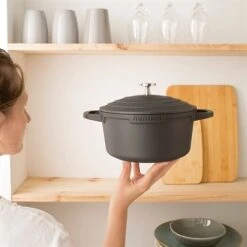Cocotte Légère Ronde En Fonte D'aluminium 20 Cm 2,6 L Coloris Noir -Cuisine Appareils Magasin 203002 2 3 Cocotte legere ronde en fonte d aluminium 20 cm 2 6 L coloris noir Mathon
