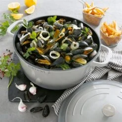 Cocotte Légère Ronde En Fonte D'aluminium 28 Cm 6,7 L Coloris Gris 9 Cocotte Légère Ronde En Fonte D'aluminium 28 Cm 6,7 L Coloris Gris -Cuisine Appareils Magasin 203005 3 4 Cocotte legere ronde en fonte d aluminium 28 cm 6 7 L coloris gris Mathon