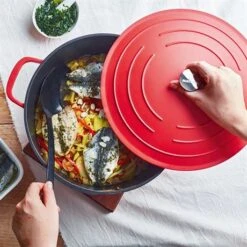 Nouveaux produits -Cuisine Appareils Magasin 203007 1 3 Cocotte legere ronde en fonte d aluminium 28 cm 6 7 L rouge Mathon