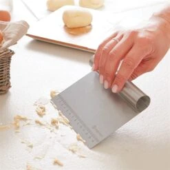 Lot Plaque à Pizza, Coupe Pâte Gradué Et 2 Couteaux à Pizza En Inox -Cuisine Appareils Magasin 509132 3 1 Lot plaque a pizza coupe pate gradue et 2 couteaux a pizza en inox