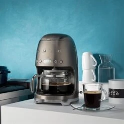 Smeg Machine à Café Filtre Chrome 1050 W DCF02SSEU -Cuisine Appareils Magasin 700034 4 1 Machine a cafe Filtre chrome 1050 W DCF02SSEU Smeg