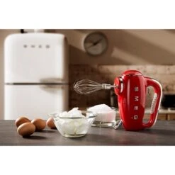 Smeg Batteur à Main 9 Vitesses 250 W HMF01RDEU Rouge -Cuisine Appareils Magasin 761065 2 1 Batteur a main 9 vitesses 250 W HMF01RDEU rouge Smeg